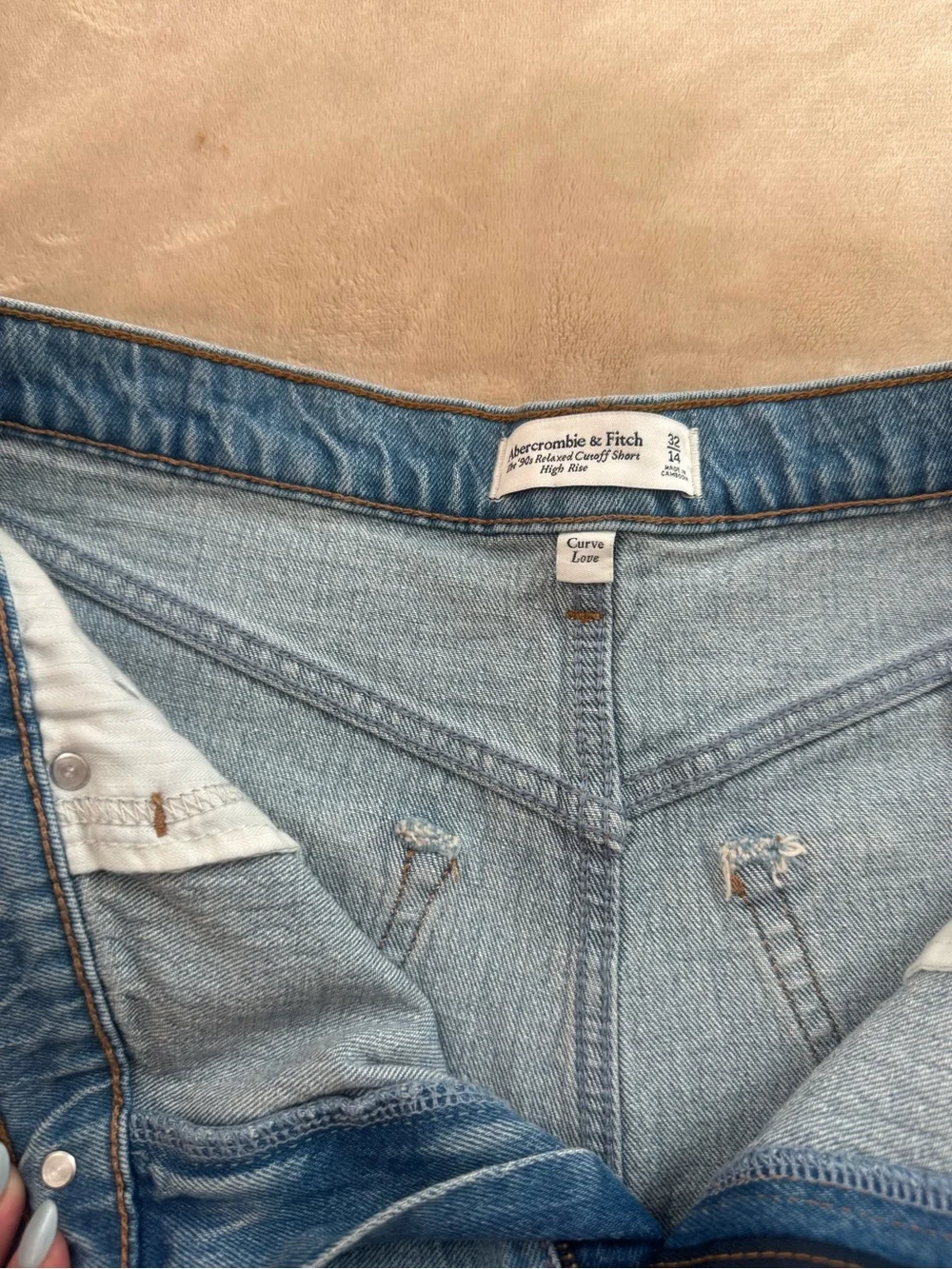 Abercrombie & Fitch Curve Love 90s Relaxed Cutoff Jean Shorts - Picture 3 of 5